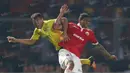 Pemain Persija, Jose Adolfo Guerra Argote (kanan), berebut bola dengan pemain Semen Padang, Handi Ramdhan, dalam laga Torabika Soccer Championship 2016 di Stadion Utama Gelora Bung Karno, Jakarta, Minggu (8/5/2016). (Bola.com/Arief Bagus)