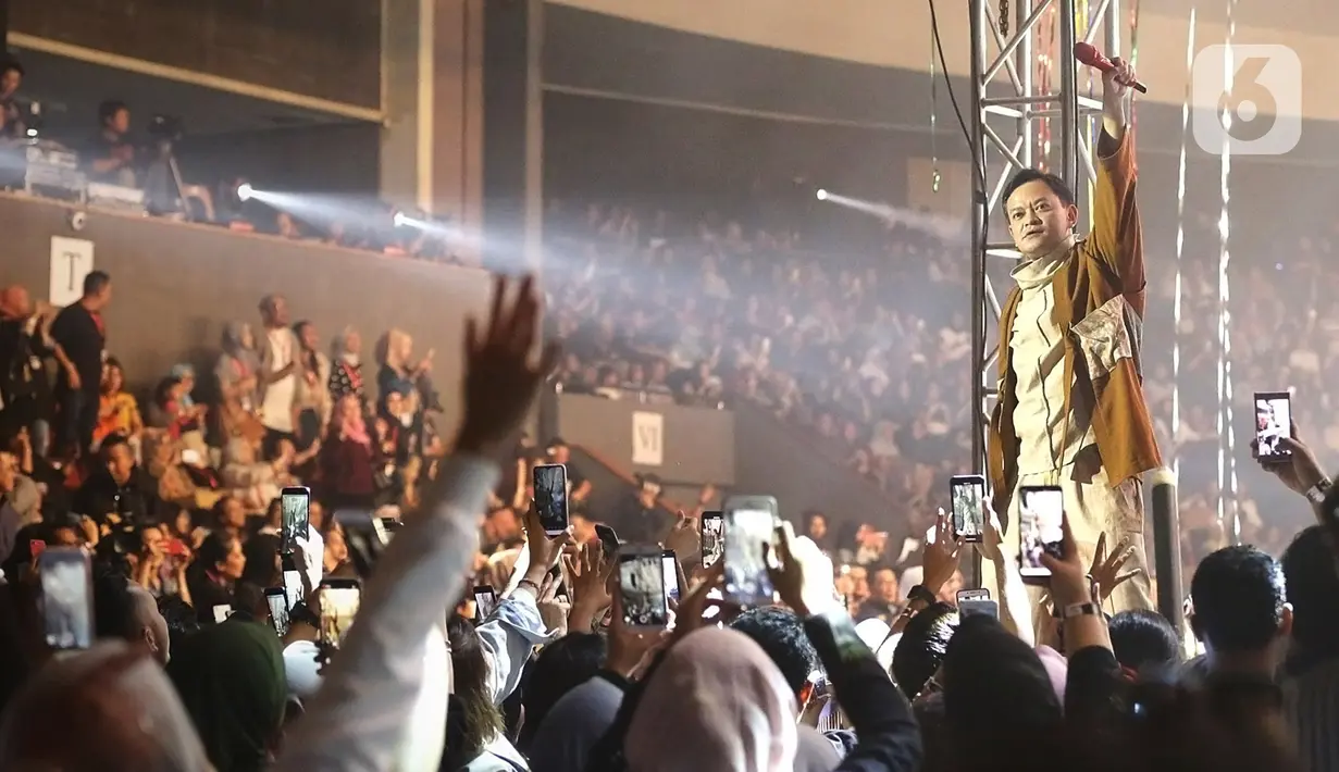 Vokalis Kahitna Hedi Yunus saat tampil menghibur penonton di konser Inspirasi Cinta Yovie and His Friends di Sasana Budaya Ganesha (Sabuga) ITB, Bandung, Rabu (20/11/2019). (Fimela.com/Bambang E. Ros)