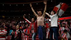 Suporter menjadi elemen penting bagi sebuah klub di mana saja, termasuk di Eropa. Di samping menjadi bagian penting untuk terus mendukung klub kesayangannya, mereka juga mempunyai andil dalam menentukan keputusan-keputusan strategis klub, seperti mendatangkan pemain dalam bursa transfer. Tercatat, ada 6 transfer yang pernah gagal akibat penolakan suporter garis keras klub. Berikut daftar keenam transfer yang gagal tersebut. (AFP/Pierre-Philippe Marcou)