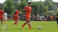 Gelandang Persija, Rahmad Afandi saat berlatih di NYTC, Depok, Rabu (17/2/2016). Latihan perdana Persija jelang berlaga di turnamen Piala Bhayangkara 2016 tanpa didampingi pelatih asal Brasil, Paulo Camargo. (Liputan6.com/Helmi Fithriansyah)