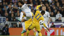 Aksi pemain Real Madrid, Marcelo (kiri) saat berebut bola dengan pemain Juventus, Douglas Costa pada leg kedua perempat final Liga Champions di Santiago Bernabeu stadium, Madrid, (11/4/2018).  Real Madrid menang agregat 4-3.(AP/Paul White)