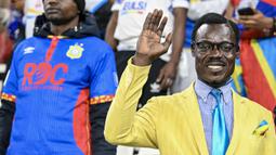 Posenya meniru patung perdana menteri pertama Kongo, Patrice Lumumba. Seperti diektahui, Lumumba merupakan salah satu tokoh kunci dalam kemerdekaan negara tersebut. (AFP/Sebastien Bozon)