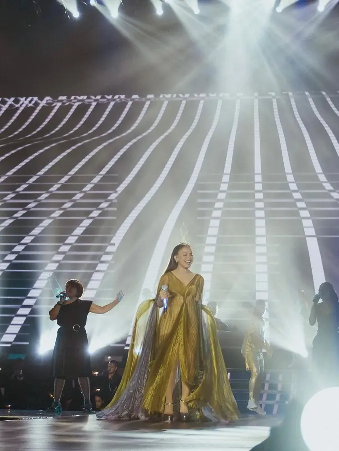 Rossa Kenakan Gaun Rancangan Desainer Met Gala di Konser 25 Tahun Berkarier