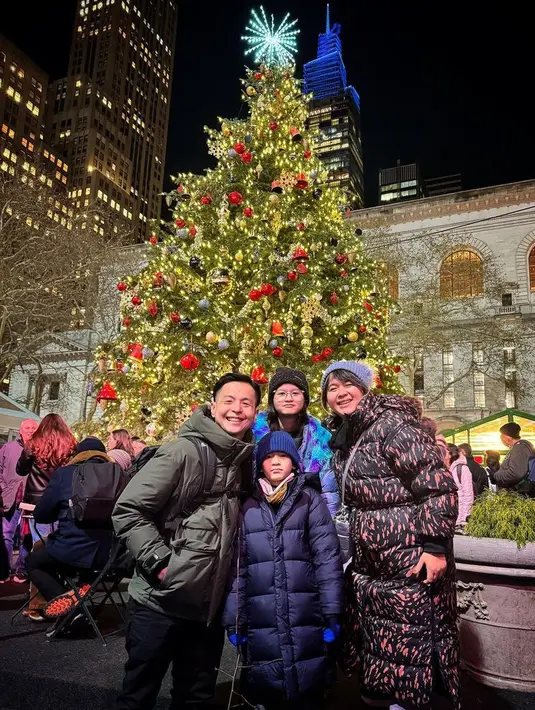 Ernest Prakasa bersama keluarga menikmati liburan Natal dan Tahun Baru di Amerika Serikat. Mereka pun tampil dengan jaket musim dinginnya. [@ernestprakasa]