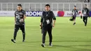<p>Pelatih kepala Timnas Indonesia U-20, Indra Sjafri saat laga persahabatan melawan Timnas China U-20 yang berlangsung di Stadion Madya, Senayan, Jakarta, Jumat (22/03/2024). (Bola.com/Abdul Aziz)</p>