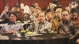 Menteri Perhubungan (Menhub) Budi Karya Sumadi dan Ketua Dewan Juri, Tanri Abeng pada malam Anugerah BUMN 2017 di Jakarta, Jumat (15/9).  Acara ini mengusung tema “Peningkatan Nilai BUMN bagi Negeri”. (Liputan6.com/Angga Yuniar)