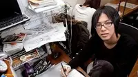 Pengarang Attack on Titan, Hajime Isayama meminta maaf atas munculnya pesan kotor di salah satu bab manga ciptaannya itu.