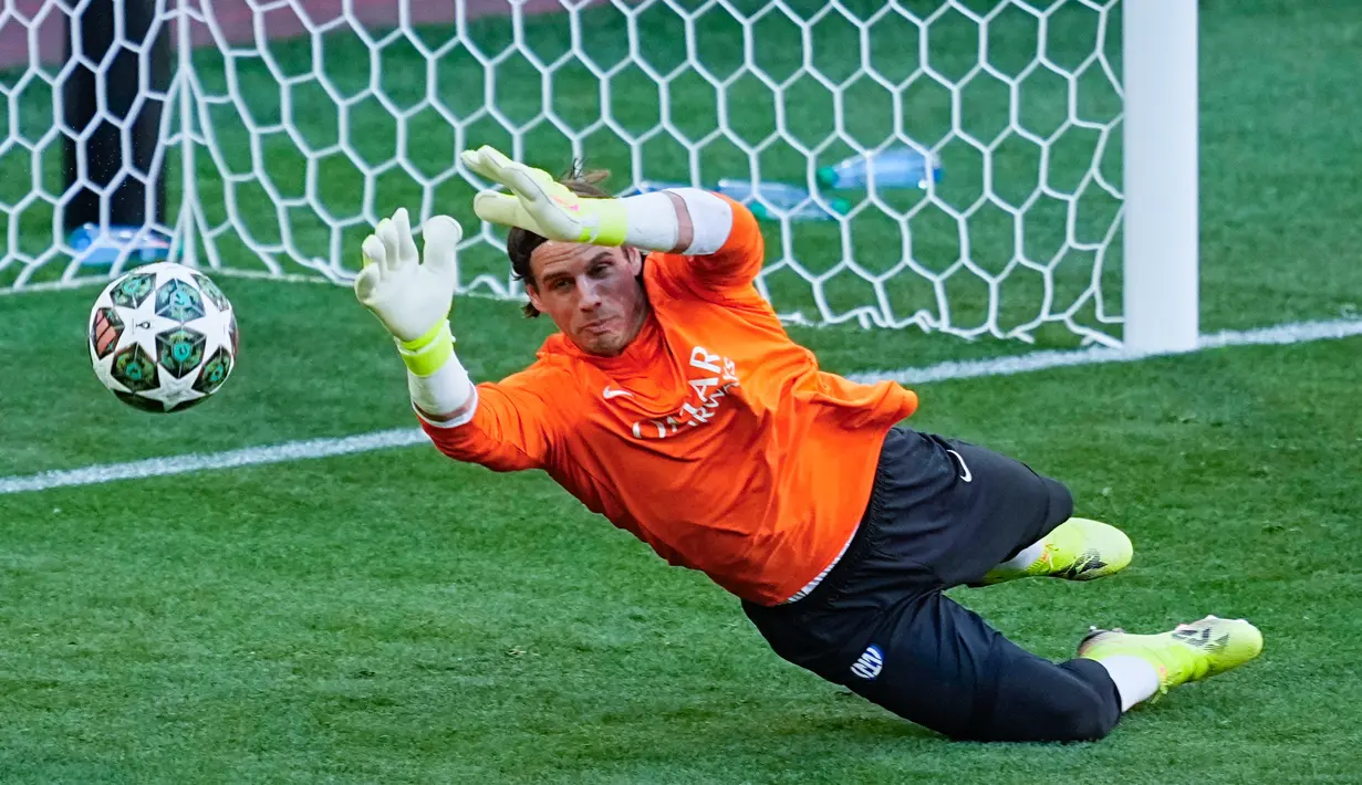 Kiper Inter Milan, Yann Sommer, berusaha menghalau bola saat sesi latihan jelang laga melawan PSG pada partai final Liga Champions di Stadion di Allianz Arena, Munchen. (AP Photo/Martin Meissner)