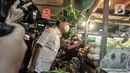 Menteri Perdagangan Muhammad Lutfi melakukan inspeksi mendadak (sidak) kepada pedagang sembako di Pasar Senen, Jakarta Pusat, Kamis (17/3/2022). Sidak tersebut guna memastikan ketersediaan minyak goreng dan sembako di pasar tradisional jelang Ramadhan. (merdeka.com/Iqbal S. Nugroho)