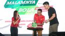 Pemimpin Redaksi Bola.com dan Bola.net, Erwin Fitriansyah (tengah) didampingi VP of Marketing Communication KapanLagi Youniverse (KLY), Adam Saputra memotong kue ulang tahun Bola.com dan Bola.net saat acara MALAMNYA BOLA di Jakarta International Velodrome, Rawamangun, Jakarta Timur, Selasa (11/6/2024). (Bola.com/Bagaskara Lazuardi)