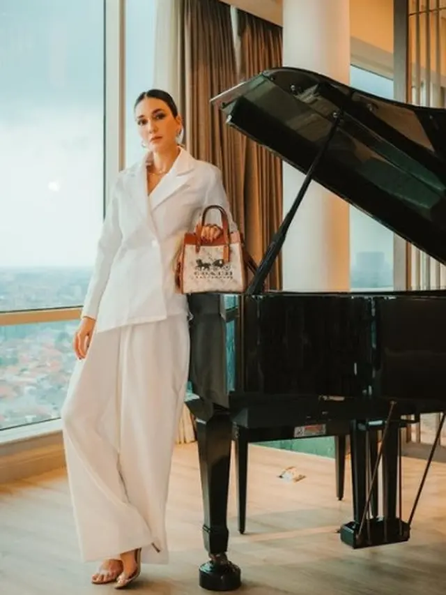 6 Gaya Luna Maya Berbalut Busana Putih di Berbagai Negara