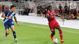 Pemain depan timnas Indonesia U-20, Hugo Samir (kanan) mendapat kawalan ketat bek Guatemala U-20, Mathius Anderson Ricardo GR pada turnamen mini International Friendly Match di Stadion Utama Gelora Bung Karno, Selasa (21/2/2023). Laga kedua tim berlangsung terbuka sejak awal permainan dan sama-sama berusaha mencari celah di pertahanan lawan. (Liputan6.com/Herman Zakharia)