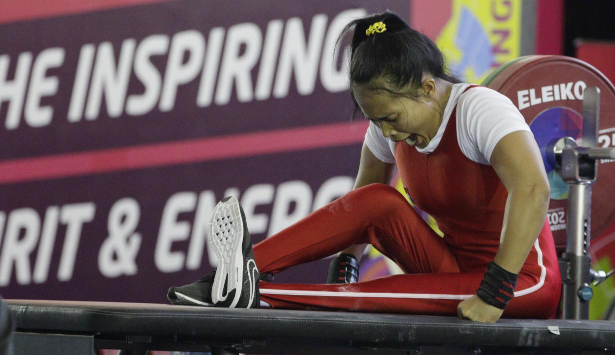 Lifter Indonesia, Ni Nengah Widiasih, berteriak usai beraksi pada Asian Para Games di Balai Sudirman, Jakarta, Minggu (7/10/2018).  (Bola.com/M Iqbal Ichsan)