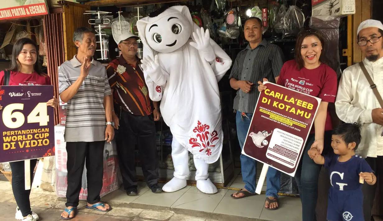 Maskot Piala Dunia 2022, La'eeb berfoto bersama warga saat mengunjungi Pasar Sentra Antasari, Banjarmasin, Kalimantan Selatan, Sabtu (29/10/2022). Kedatangan La'eeb ini menambah kemeriahan jelang bergulirnya Piala Dunia 2022 pada November mendatang. (FOTO: Dok. SCM)