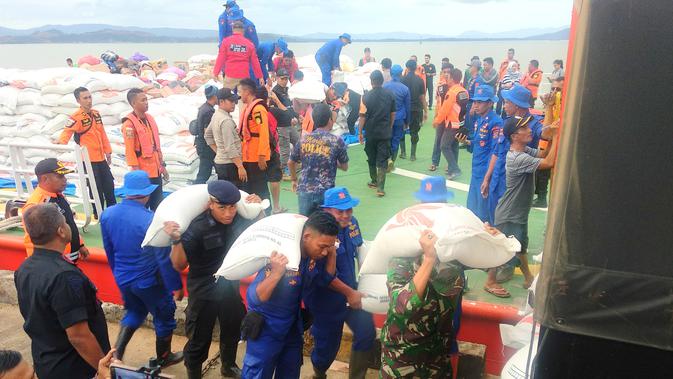 Bantuan logistik banjir Konawe Utara yang dibawa menggunakan kapal KN Pacitan Kantor SAR Kendari, Senin (17/6/2019).(Liputan6.com/Ahmad Akbar Fua)
