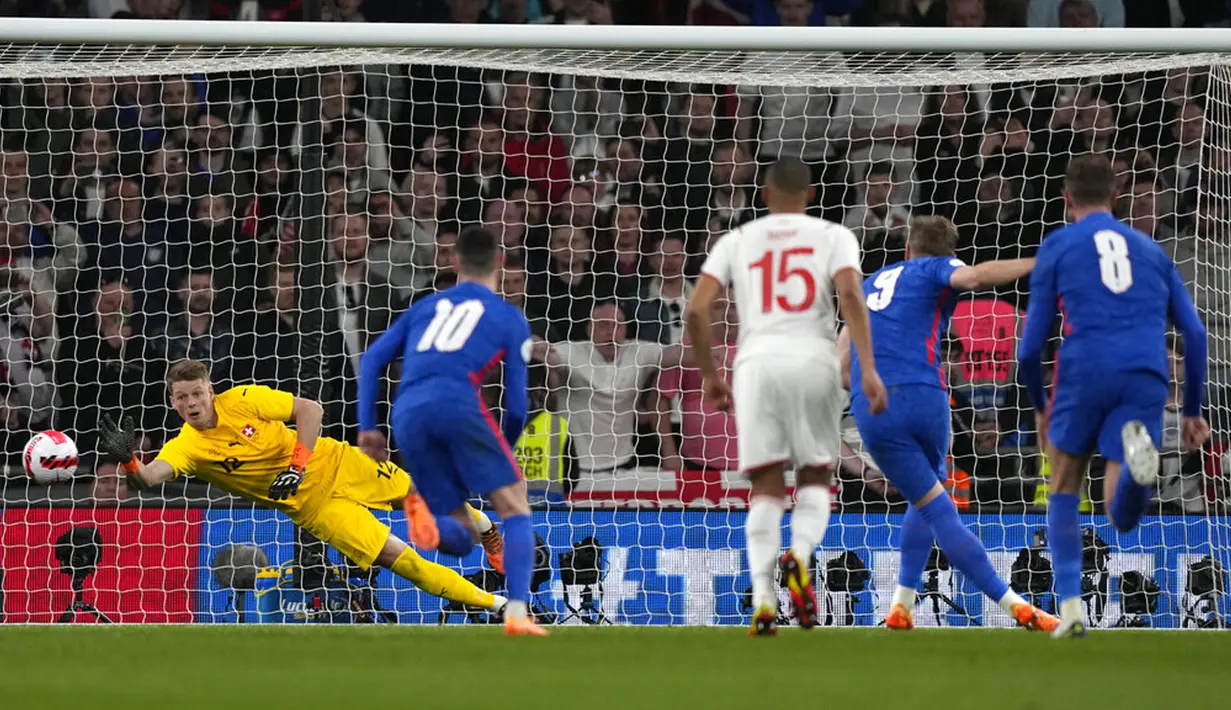 Pemain Inggris Harry Kane (kedua kanan) mencetak gol ke gawang Swiss dari titik penalti pada pertandingan uji coba di Stadion Wembley, London, Inggris, 26 Maret 2022. Inggris menang 2-1. (AP Photo/Alastair Grant)