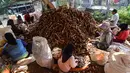 Pekerja mengolah singkong di sentra pengolahan bahan baku makanan ringan di Ciampea, Kabupaten Bogor, Jawa Barat, Minggu (26/7/2026).  (KLY/ Arie Basuki)