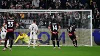 Penyerang AC Milan asal AS #11, Christian Pulisic, gagal mengeksekusi penalti dalam pertandingan Serie A Italia antara Juventus dan AC Milan di Stadion Allianz, Turin, Senin (6-10-2025) dini hari WIB. (MARCO BERTORELLO/AFP)