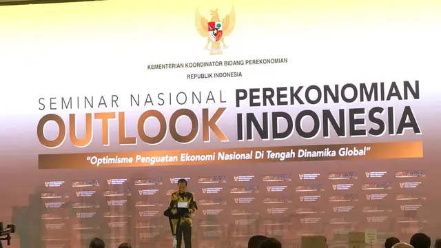 Presiden Joko Widodo (Jokowi) dalam Seminar Nasional Outlook Perekonomian Indonesia "Optimisme Penguatan Ekonomi Nasional Di Tengah Dinamika Global" di Hotel St. Regis, Jakarta, Jumat (22/12/2023). (Tira/Liputan6.com)