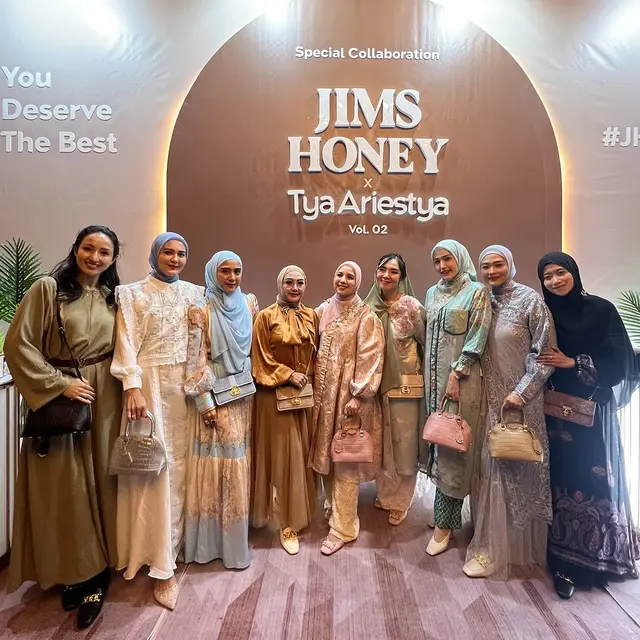 6 Potret Artis di Launching Produk Kolaborasi Tya Ariestya