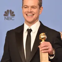 Matt Damon  sendiri membawa pulang trofi penghargaan  – melawan Al Pacino, Mark Ruffalo, Christian Bale, dan Steve Carell – untuk Best Performance Actor in a Musical or Comedy dari karyanya di film ‘The Martian’. (AFP/Bintang.com) Sumber: dailymail.co.uk