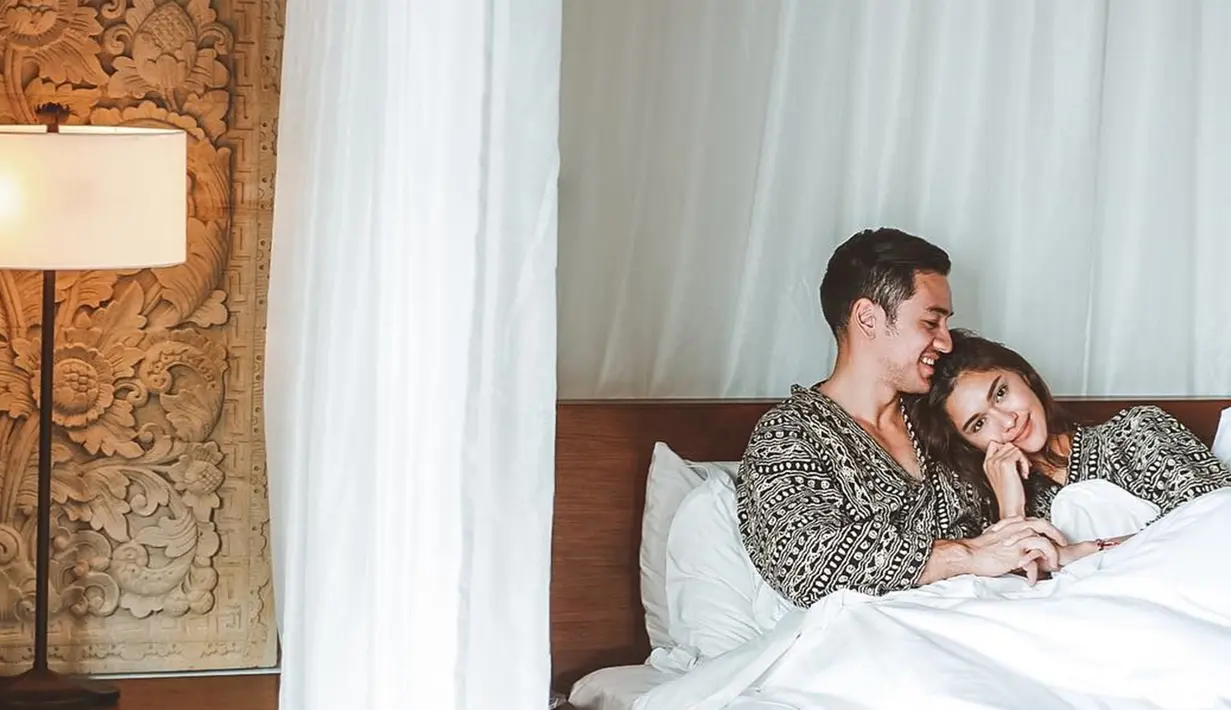 Potret kemesraan keduanya mengenakan piyama di Four Seasons Resort, Jimbaran Bay, Bali. Bikin iri kan? (Liputan6.com/Instagram/@nanamirdad_)