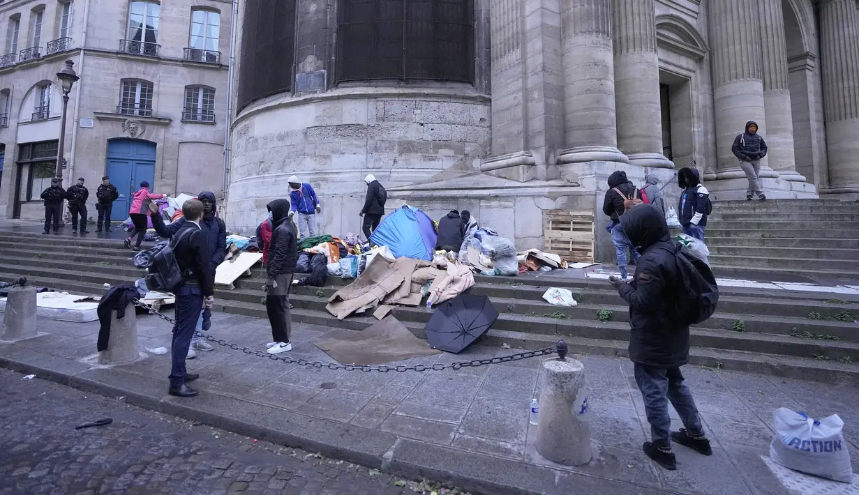 Operasi serupa dilakukan oleh otoritas kepolisian setiap hari pada bulan-bulan menjelang Olimpiade Paris yang akan digelar pada 26 Juli 2024. (AP Photo/Michel Euler)