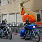 Anggota geng motor Israel Samson Riders melintasi jalan menuju Kedutaan Besar AS yang baru di Yerusalem saat melakukan konvoi dari Tel Aviv, (13/5). Mereka menunggangi Harley Davidson saat menggelar konvoi. (AFP Photo/Jack Guez)