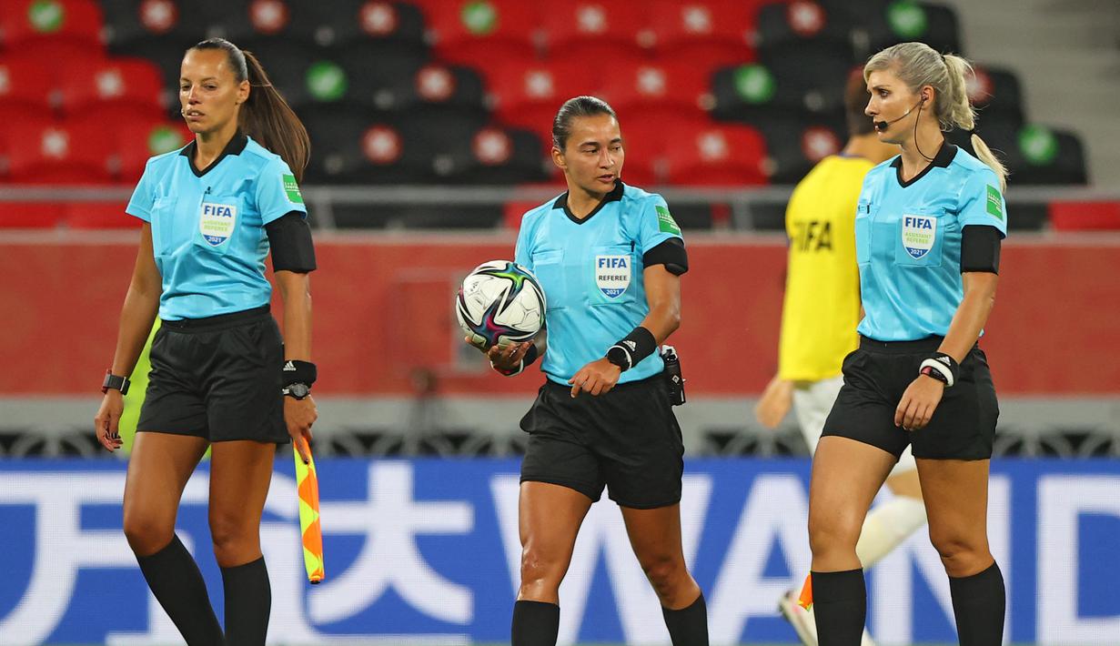 Edina Alves Batista (tengah) bersama asisten wasit, Neuza Back (kanan) dan Mariana Del Alemida (kiri), saat memimpin laga pertandingan Piala Dunia Antarklub 2020. (AFP/Karim Jaafar)