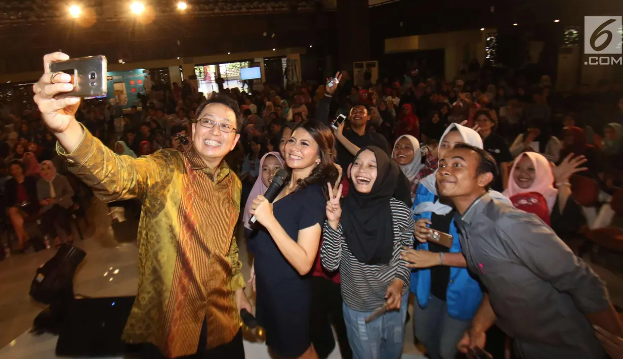 Motivator Tung Desem Waringin berselfie dengan peserta EGTC 2017 di UGM, Yogyakarta, Rabu (1/11). EGTC 2017 menghadirkan tokoh-tokoh inspiratif dengan tujuan agar para mahasiswa memperoleh pengalaman dan wawasan baru. (Liputan6.com/Helmi Afandi)