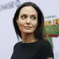 Angelina Jolie berpose pada acara pemutaran perdana film " Kung Fu Panda 3 " di teater TCL Cina di Hollywood, California 16 Januari 2016. Badan Angelina Jolie tampak kurus, bahkan kabarnya berat badannya cuma 37 kg. (REUTERS/Mario Anzuoni)