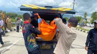 Polisi mengevakuasi mayat perempuan yang ditemukan di muara sungai dekat Jalan Arteri Mamuju (Foto: Liputan6.com/Istimewa)