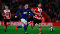 Striker Manchester United Wayne Rooney mendapat pengawalan bek Southampton Maya Yoshida pada laga Premier League di St Mary's, Southampton, Rabu (17/5/2017). (AFP/Adrian Dennis)