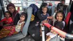 Puluhan pengungsi Rohingya, termasuk perempuan dan anak-anak mendarat di Provinsi Aceh pada tanggal 16 Oktober 2023. (AMANDA JUFRIAN/AFP)