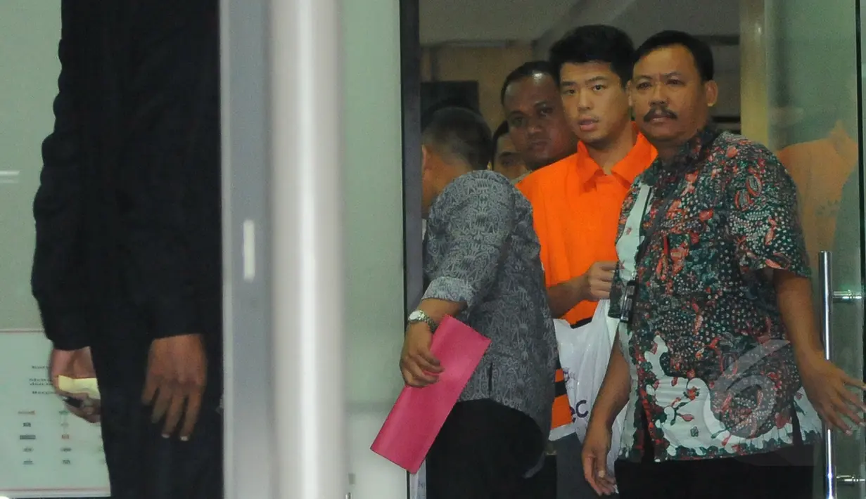 Pengusaha Andrew Hidayat saat keluar dari gedung KPK usai menjalani pemeriksaan, Jakarta, Sabtu (11/4/2015), dini hari. Andrew ditangkap KPK bersama barang bukti uang senilai  US$ 90.000. (Liputan6.com/Herman Zakharia)