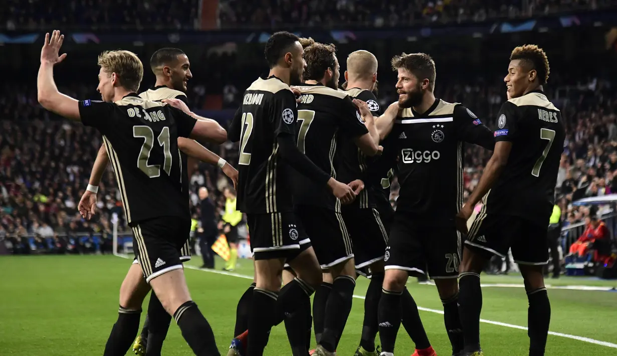 Selebrasi gol pertama Ajax Amsterdam pada laga leg kedua, babak 16 besar Liga Champions yang berlangsung di Stadion Santiago Bernabeu, Madrid, Rabu (6/3). Real Madrid kalah 1-4 kontra Ajax. (AFP/Gabriel Bouys)