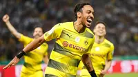 Striker Dortmund, Pierre-Emerick Aubameyang, merayakan gol yang dicetaknya ke gawang Frankfurt pada laga final DFB Pokal di Stadion Olympic, Berlin, Sabtu (27/5/2017). Dortmund menang 2-1 atas Frankfurt. (EPA/Friedmann Vogel) 