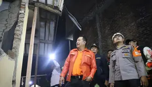 Pj. Bupati Garut Barnas Adjidin saat meninjau lokasi gempa bumi magnitudo 5.0 yang melanda kecamatan Pasirwangi, kemarin. (Liputan6.com/Jayadi Supriadin)