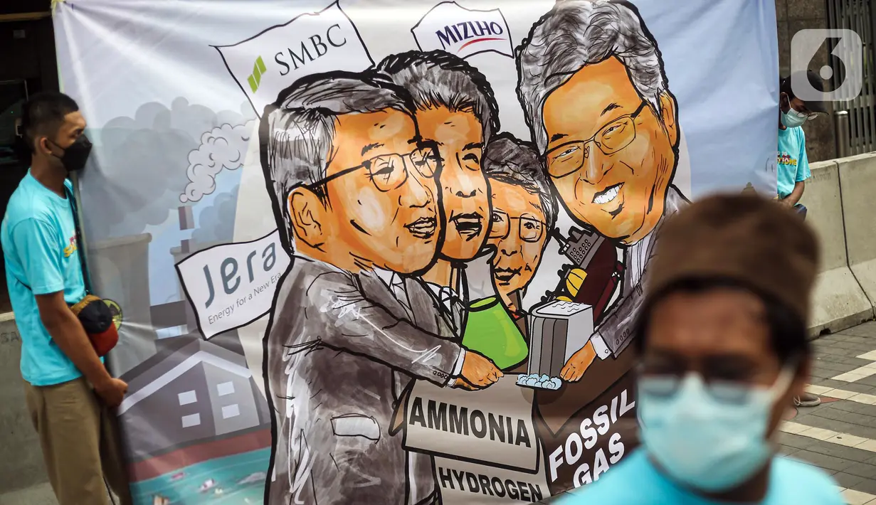 Sejumlah orang yang tergabung dalam Walhi DKI menggelar aksi di depan Kedutaan Besar Jepang, Jakarta, Rabu (3/8/2022). Aksi simbolik tersebut bertepatan dengan pertemuan Japan Energy Summit di Tokyo yang masih memberikan solusi palsu mengatasi perubahan iklim. (Liputan6.com/Faizal Fanani)