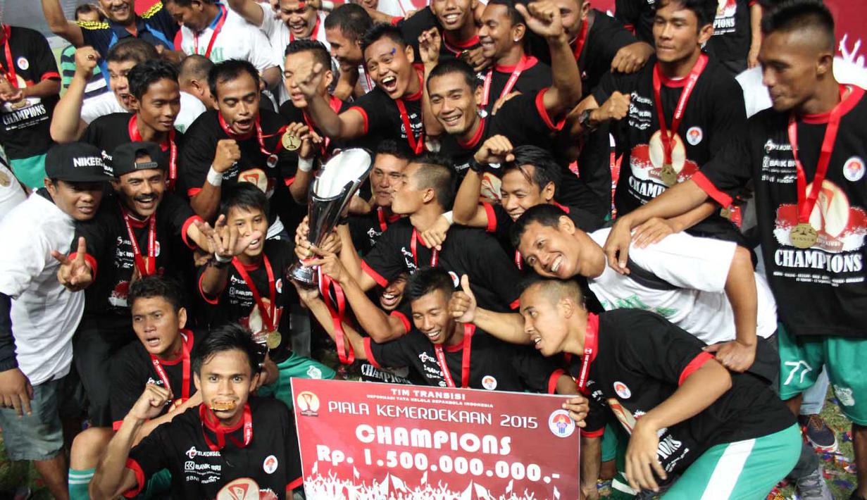 Pemain PMSM Medan merayakan gelar juara Piala Kemerdekaan setelah mengalahkan Persinga Ngawi di final di Stadion Gelora Bung Tomo, Surabaya, Minggu (13/9/2015) malam WIB. (Bola.com/Robby Firly)
