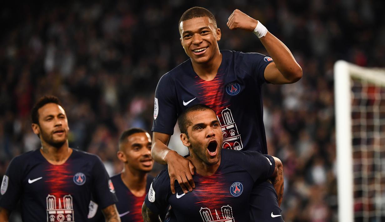 Para pemain PSG merayakan gol yang dicetak Kylian Mbappe ke gawang Monaco pada laga Liga Prancis di Stadion Parc des Princes, Paris, Sabtu (18/5). Mbappe dinobatkan jadi pemain terbaik Liga Prancis. (AFP/Franck Fife)