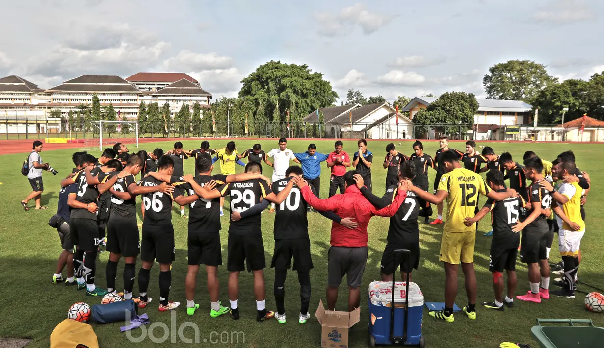 Doa bersama pemain dan Official Mitra Kukar sebelum berlatih di lapangan UNY, Yokyakarta, Senin (6/2/2017). Latihan ini dipimpin langsung pelatih Jafri Sastra. (Bola.com/Nicklas Hanoatubun)