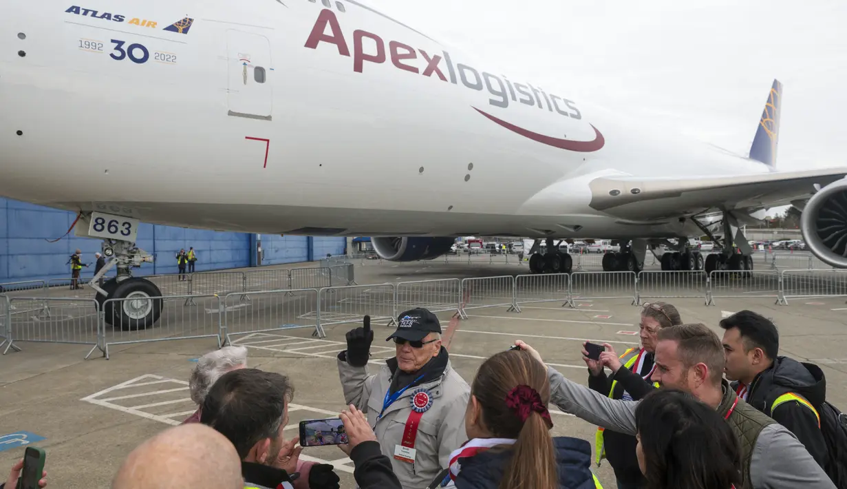 Karyawan dan mantan karyawan, pelanggan, dan tamu undangan berpartisipasi dalam upacara untuk menandai pengiriman pesawat Boeing 747 terakhir, i Boeing Future of Flight Museum di Everett, Washington, pada 31 Januari 2023. Pesawat Boeing 747 merupakan pesawat yang ikonik yang sudah mengudara sejak era 1960-an. (Jason Redmond / AFP) 7