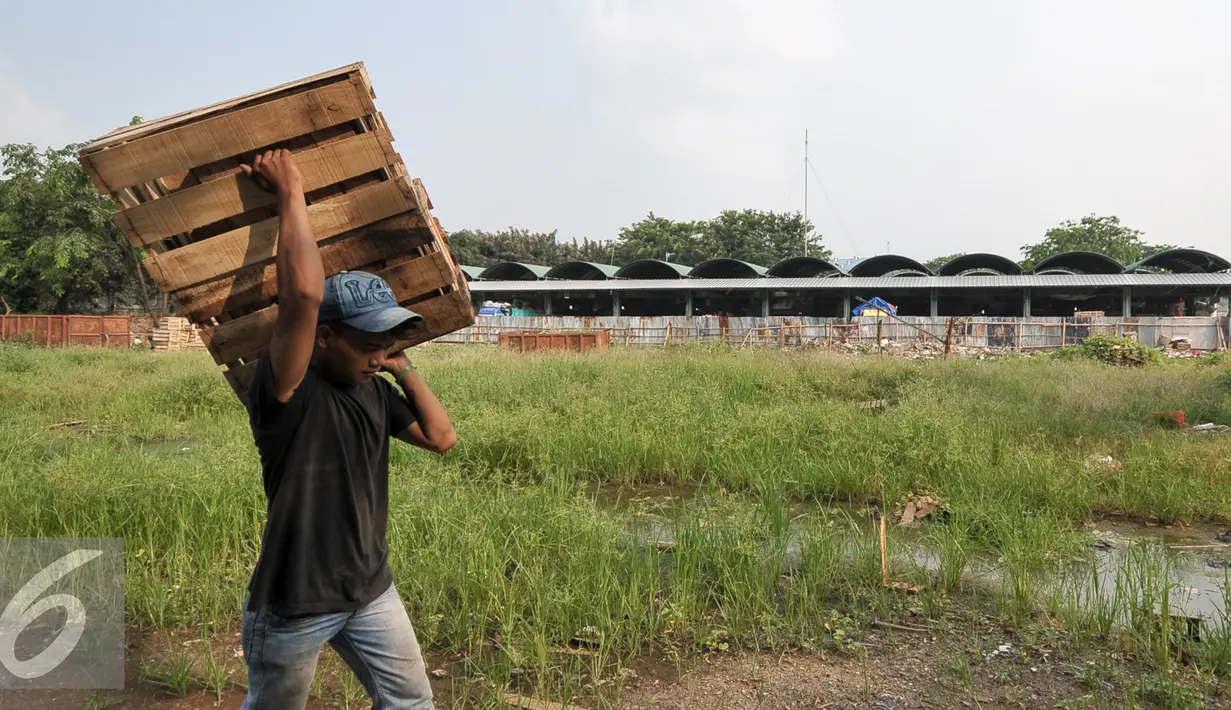 Sejumlah pedagang membantu petugas membersihkan lokasi yang nantinya akan dibangun sebagai pusat perkulakan, Jakarta, Jumat (2/9). Di targetkan pembangunan pusat perkulakan tersebut akan rampung pada Desember mendatang. (Liputan6.com/Yoppy Renato)