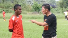Pandi Lestaluhu saat berbincang dengan Presiden Klub, Ferry Paulus pada laga uji coba melawan Villa 2000 di Lapangan sepak bola POR Pelita, Sawangan, Depok, Sabtu (23/4/2016). (Bola.com/Nicklas Hanoatubun)