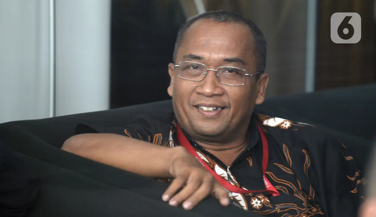 Kalapas Kembangkuning, Cilacap, Jawa Tengah, Unggul Widyo Saputro menunggu di lobi Gedung KPK, Jakarta, Kamis (27/2/2020). Unggul diperiksa sebagai saksi untuk tersangka mantan Kalapas Sukamiskin Wahid Husein terkait dugaan suap pemberian fasilitas di Lapas Sukamiskin. (merdeka.com/Dwi Narwoko)
