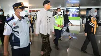 Adanya penumpang positif Covid-19 di Bandara Internasional Ahmad Yani Semarang membuat Gubernur Jawa Tengah Ganjar Pranowo melakukan sidak.