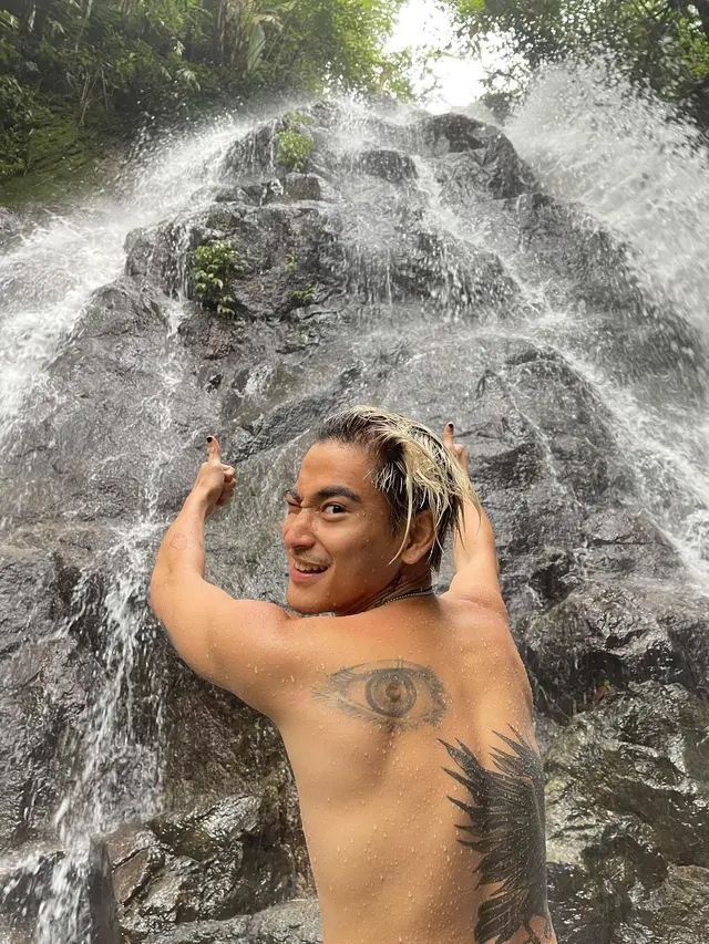 Totalitas Demi Peran, Ini 6 Potret Gaya Rambut Bio One yang Tetap Keren