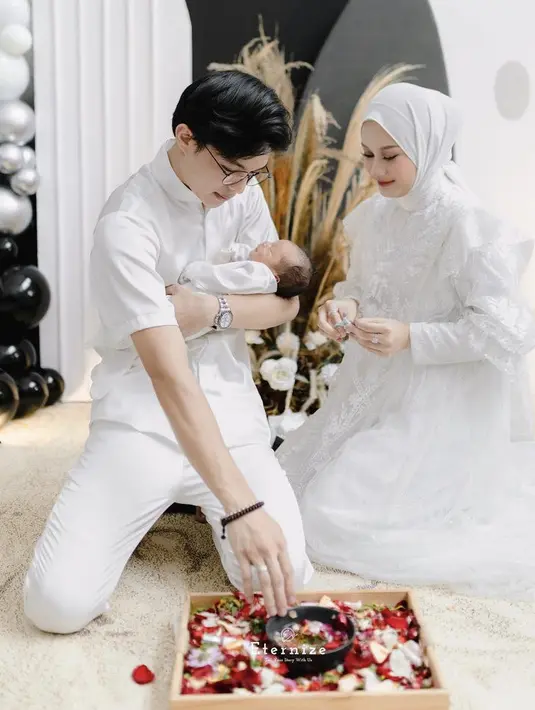 Rey tampil dengan baju koko pendek dipadukan celana yang semuanya serba putih. Sedangkan Dinda tampil mengenakan dress putih yang serasi dengan kerudungnya. Credit: Instagram/(@dindahw)
