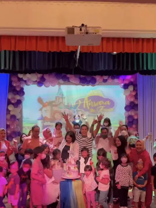 Acara ini juga berlangsung meriah, seperti ini potret keseruan acaranya.(Instagram@rieta_amilia)
